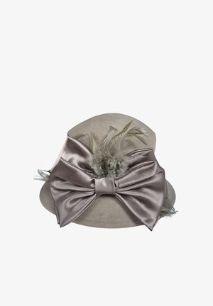 Sombrero de fieltro gris con un amplio lazo de satén en un suave color plateado, adornado con plumas claras. Textura suave y forma redondeada.