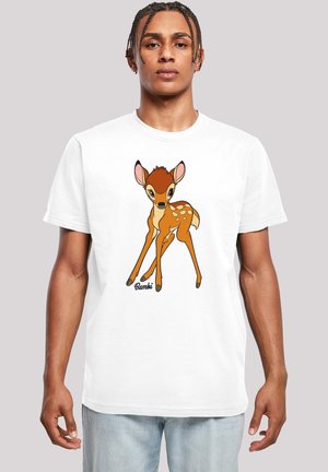 Hvit T-skjorte med en tegneserie-hjort med brun kropp, hvite flekker og store øyne. Under teksten står "Bambi" i svart skrift.