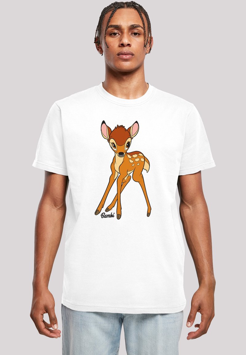 Hvit T-skjorte med en tegneserie-hjort med brun kropp, hvite flekker og store øyne. Under teksten står "Bambi" i svart skrift.