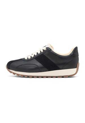 Czarny skórzany sneaker z białymi sznurowadłami, kremową podszewką, czarnym paskiem z zamszu oraz beżową podeszwą z fakturowaną brązową powierzchnią zewnętrzną.
