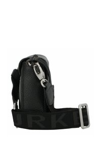 Borsa a spalla in pelle nera strutturata con una chiusura in argento e una tracolla regolabile, caratterizzata da un logo stampato. Forma rettangolare compatta.