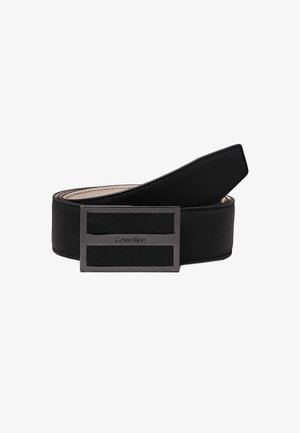 Ceinture Calvin Klein en cuir noir avec boucle métallique rectangulaire affichant le nom de la marque embossé au centre.