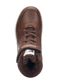 Brauner High-Top-Sneaker aus glattem Leder und strukturiertem Stoff. Verfügt über Schnürsenkel, einen mit Fell gefütterten Kragen und eine weiße Gummisohle.