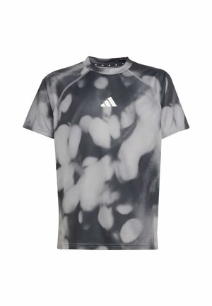 Maglietta atletica a maniche corte in un motivo tie-dye nero e grigio con scollatura rotonda, dotata di un logo bianco sul davanti.