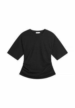 Zwart T-shirt met korte mouwen en een ronde hals, met geplooide zijkanten en een iets uitlopende zoom, plat gelegd op een witte achtergrond.