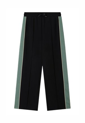 Pantalones anchos negros con rayas verticales verdes y blancas en los laterales y cintura con cordón negro.