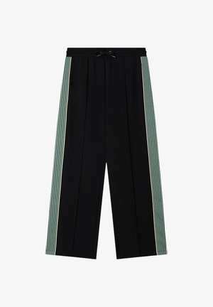 Zwarte broek met wijd uitlopende pijpen, met groene en witte verticale strepen aan de zijkanten en een zwarte tailleband met trekkoord.