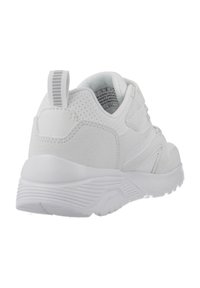 Zapatilla deportiva blanca con parte superior sintética, acentos texturizados y un cuello acolchado. Presenta una lengüeta y un diseño de suela de goma duradera.