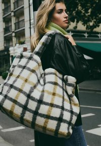 Next BORG - REGULAR FIT - Shopping bags - stripe