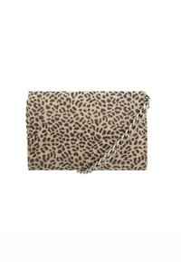 Borsa a pochette con stampa leopardata, realizzata in tessuto testurizzato, con una tracolla in metallo argentato e una forma rettangolare con angoli arrotondati.