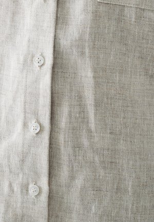 Licht beige linnen overhemd met een gestructureerde weving, voorzien van een knoopsluiting aan de voorkant en witte knopen. Inclusief een borstzakdetail.
