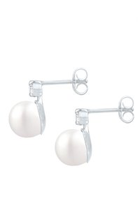 Boucles d'oreilles en argent avec une goutte de perle blanche, chacune sécurisée par un fermoir papillon, présentant une finition polie.