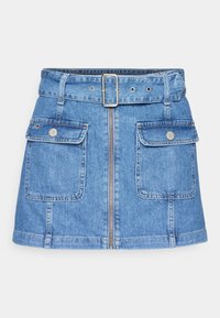 Denim rok met een lichtblauwe wassing, voorzien van een zilveren rits, ceintuurlussen en twee grote forntzakken. Stof vertoont een lichte textuur.