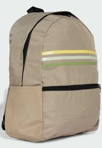 Zaino in tessuto beige con dettagli neri, caratterizzato da tre strisce orizzontali in giallo, verde e verde chiaro; tasca laterale con zip.
