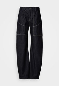 Tamno traperice širokih nogavica s više prednjih džepova, kontrastnim šavovima i kopčom na gumbu u struku. Glatka tekstura i ležerni dizajn.