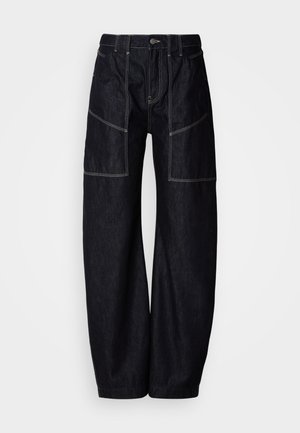 Tmavé rifľové nohavice s širokými nohavicami, viacerými prednými vreckami, kontrastným prešívaním a zapínaním na gombík v páse. Hladká textúra a neformálny dizajn.