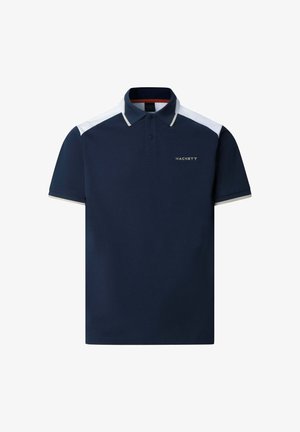 Polo blu navy con pannelli bianchi sulle spalle, bordatura beige su collo e maniche, e logo "Hackett" sul petto.