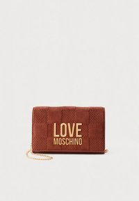 Rode suède portemonnee met een gestructureerd geruit patroon, gouden "LOVE MOSCHINO" logo en een gouden kettingriem. Compacte rechthoekige vorm.