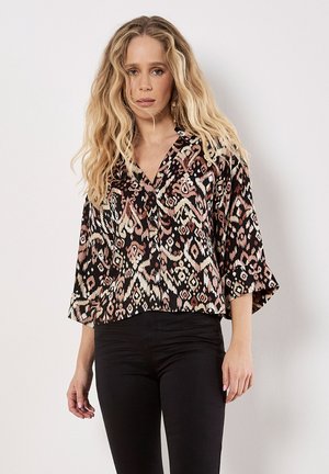 Zwarte button-up shirt met een kleurrijk, abstract patroon in roze en crème. Heeft een ontspannen pasvorm en driekwart mouwen, zachte textuur.