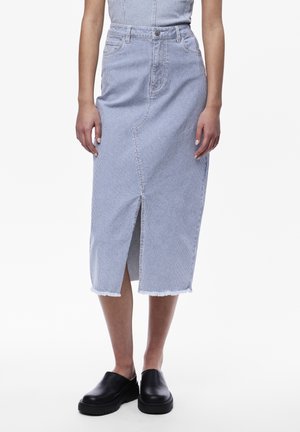 Gonna midi in denim con bottoni, a righe verticali, orlo grezzo e spacco frontale. Abbinata a scarpe slip-on nere.