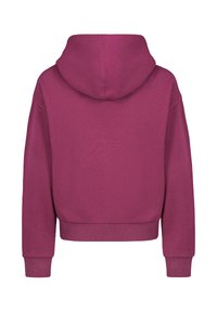 Geknipte hoodie in diep magenta met een vaste capuchon, ribgebreide manchetten en zoom, met een zachte stoftextuur en zonder zichtbare graphics of hardware.