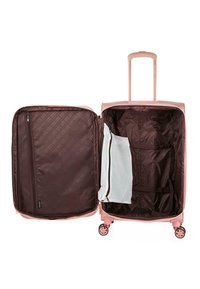 Maleta dura rosa con un interior marrón, cuenta con un bolsillo con cremallera y correas para la organización, ruedas suaves y un mango telescópico.