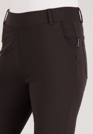 Zwarte rekkende broek met een gladde textuur, een slim fit en een zijzak met een labelaccent op de tailleband.