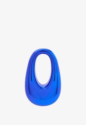 Kék üvegből készült tárgy, sima, fényes felülettel, ovális formában, és középen egy lyukkal. A design modern és minimalista, hangsúlyozva az élénk színt.