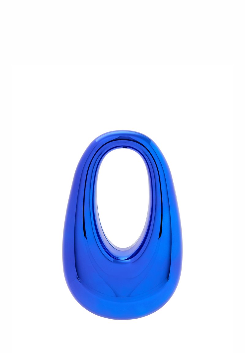 Blå glasobjekt med en slät, glansig yta, oval form och ett centralt hål. Designen är modern och minimalistisk, med fokus på livfull färg.