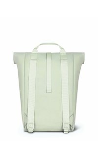 Hellgrüner Rolltop-Rucksack mit verstellbaren Trägern, strukturiertem Gewebe, robustem Griff und verstärkten Nahtakzenten. Minimalistisches Design.