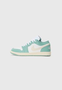 Sneaker med mintgrønn, hvit og beige design. Har en glatt skinnoverdel, runde lisser og en teksturert gummisåle.