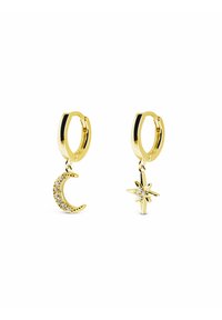 Boucles d'oreilles en or avec des charms en forme de croissant de lune et d'étoiles, ornées de pierres transparentes, présentant une finition lisse et brillante.