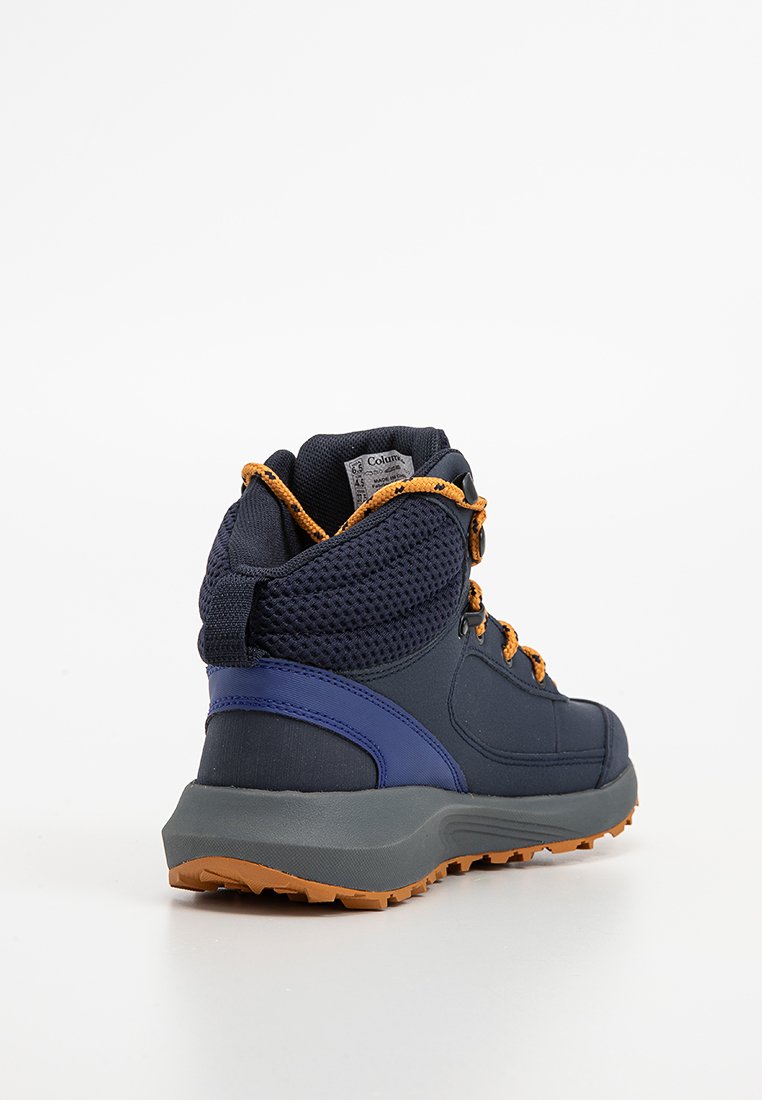 Marineblaue und graue Wanderstiefel mit orangefarbenen Schnürsenkeln und -sohlen, gepolstertem Knö support und einer Schlaufe auf einem weißen Hintergrund.