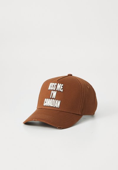 Casquette de baseball marron en tissu, avec un texte brodé blanc "KISS ME, I'M CANADIAN" à l'avant. Visière courbée et bandeau réglable.