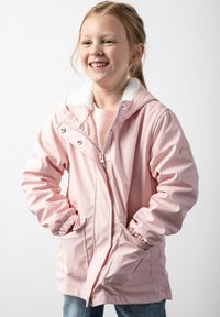 Różowa wodoodporna kurtka z kapturem wyłożonym futerkiem, z zapięciem na zamek, elastycznymi mankietami i przednimi kieszeniami, noszona przez dziecko na jednolitym tle.