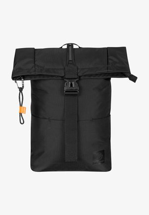 Zaino nero a rullo con chiusura a fibbia, realizzato con materiale durevole, dotato di una superficie testurizzata e di una patch con logo sulla parte anteriore.