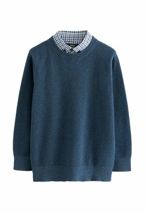 Niebieski sweter dziany z fakturą, nałożony na niebiesko-białą koszulę w kratę z kołnierzykiem, długie rękawy, okrągły dekolt.