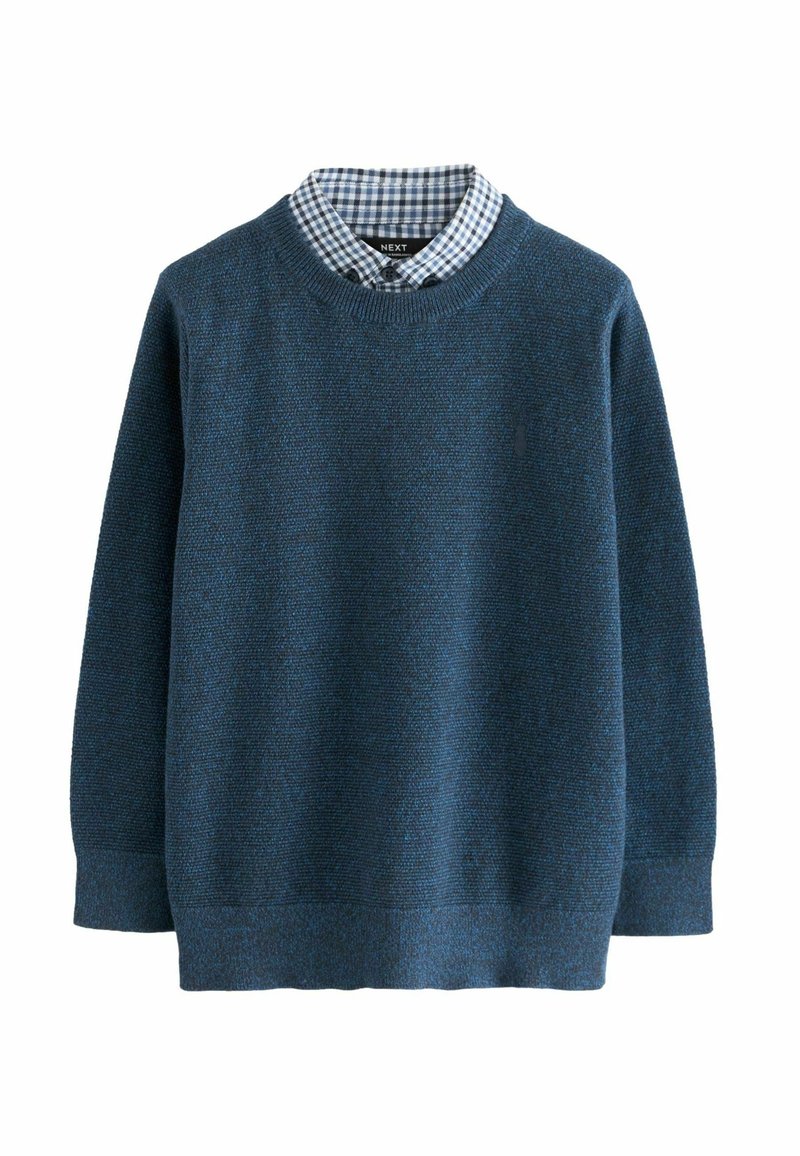 Pull en maille texturée bleue superposé sur une chemise à carreaux bleue et blanche avec col, manches longues, col rond.