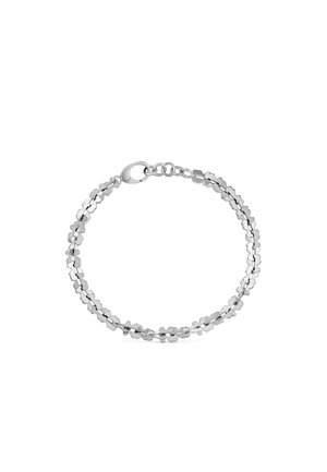 Braccialetto d'argento con piccoli anelli a forma di quadrifoglio e chiusura a moschettone su sfondo bianco.