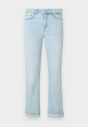 Svetlo modri kavbojke iz džinsa s sprednjimi žepi, zapiranjem na gumbe in rahlo zavihanimi robovi na enobarvnem ozadju.