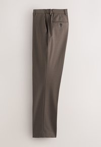 Pantalon marron sur mesure avec ceinture arrière élastique et poche arrière unique avec bouton, présenté sur un fond clair uni.