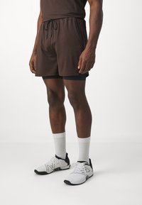 ICANIWILL STRIDE - 2 az 1-ben rövidnadrág - dark brown