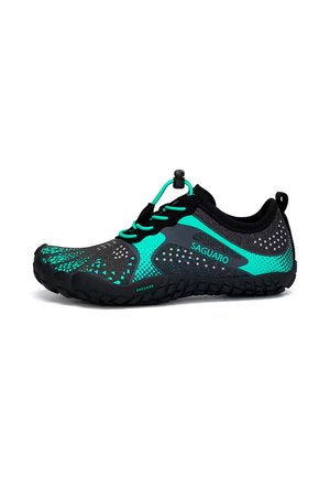 Zapato de agua Saguaro negro y azul verdoso con suela texturizada, cordones ajustables con broche y orificios de ventilación sobre fondo blanco.
