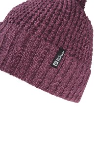 Beanie in un profondo bordeaux, con costine verticali e una finitura testurizzata. Include un'etichetta con il marchio nera sul lato.