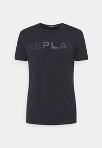 Marinblå bomullströja med korta ärmar, med en stor svart "REPLAY"-logotyp över bröstet i matt finish. Rundhalsad design.