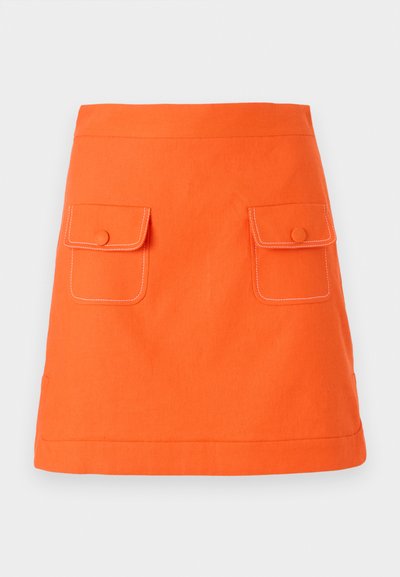 Oranje katoenen rok met twee voorzakken, knoopsluitingen en contrasterende witte stiksels. A-lijn vorm met een gedefinieerde tailleband.
