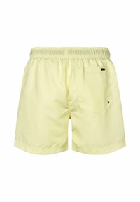 Žlté plavecké šortky s elastickým pásom, zadným vreckom a malým logom. Hladká textúra, dizajn po kolená.