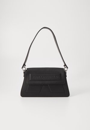 Sac à épaule noir Karl Lagerfeld avec un rabat rectangulaire et une courte bandoulière sur fond blanc.
