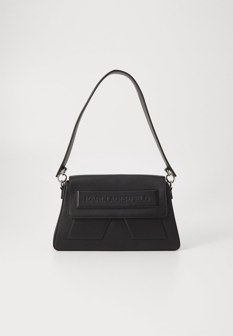 Sac à épaule noir Karl Lagerfeld avec un rabat rectangulaire et une courte bandoulière sur fond blanc.