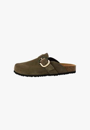 Sabot en suede olive avec un pied en liège, une sangle réglable à boucle et une semelle extérieure en caoutchouc noir texturé pour une bonne adhérence.